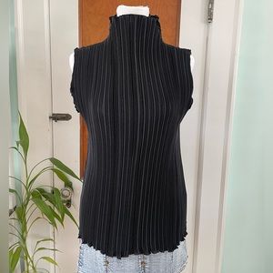 Accordion pleated plisse top